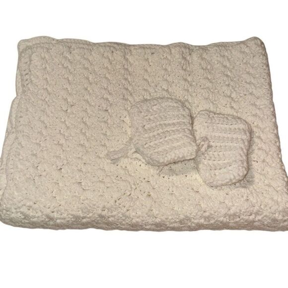 *New* Handmade White Crochet Scalloped Edges Baby Blanket & Bootie Set 29"x 32" - Picture 9 of 9
